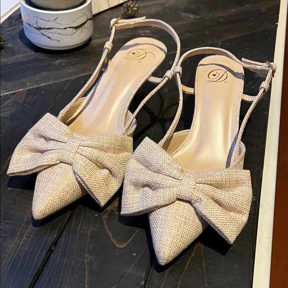 NWOB Elegant Beige Bow Slingback Heels - Picture 3 of 9